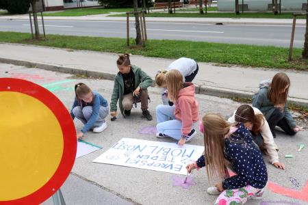 ETM NA PARKIRIŠČU V CENTRU CERKNICE 06 FOTO LJUBO VUKELIČ